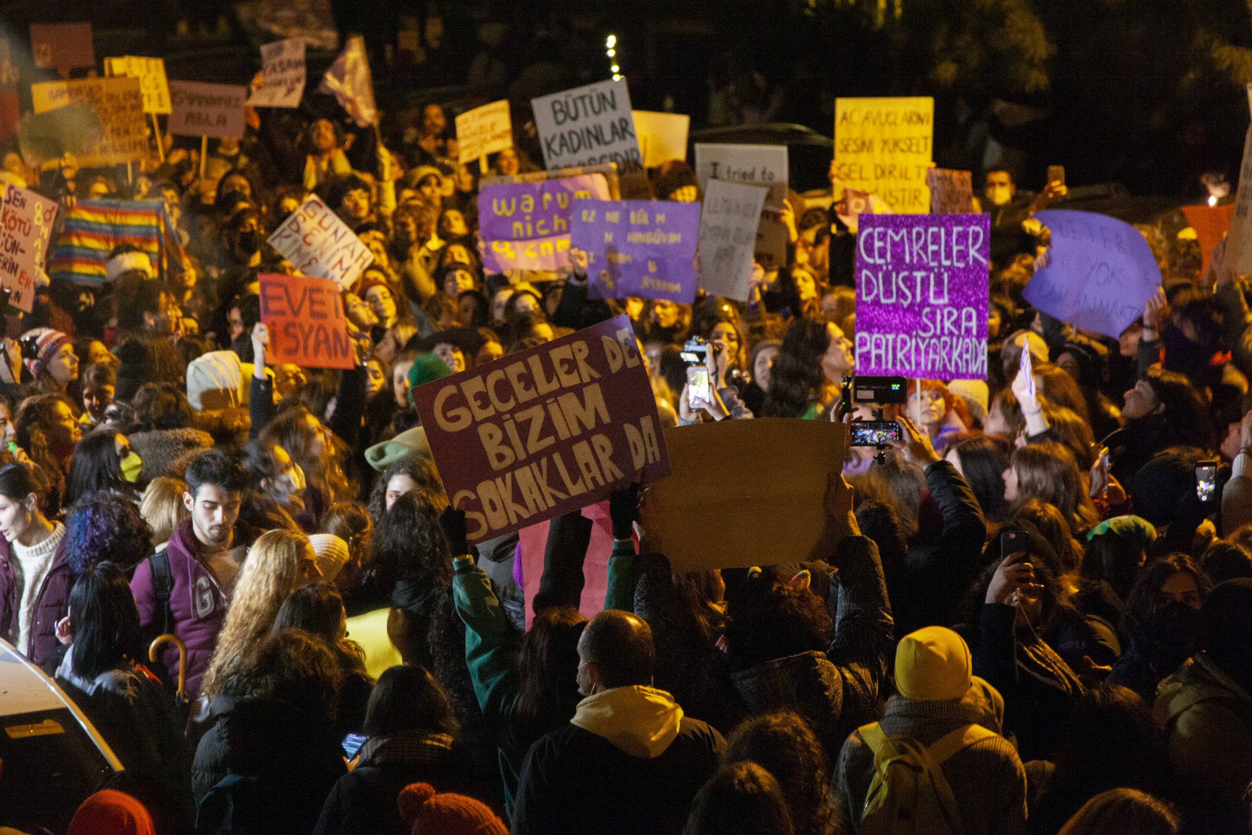 8martgeceyürüyüşü6